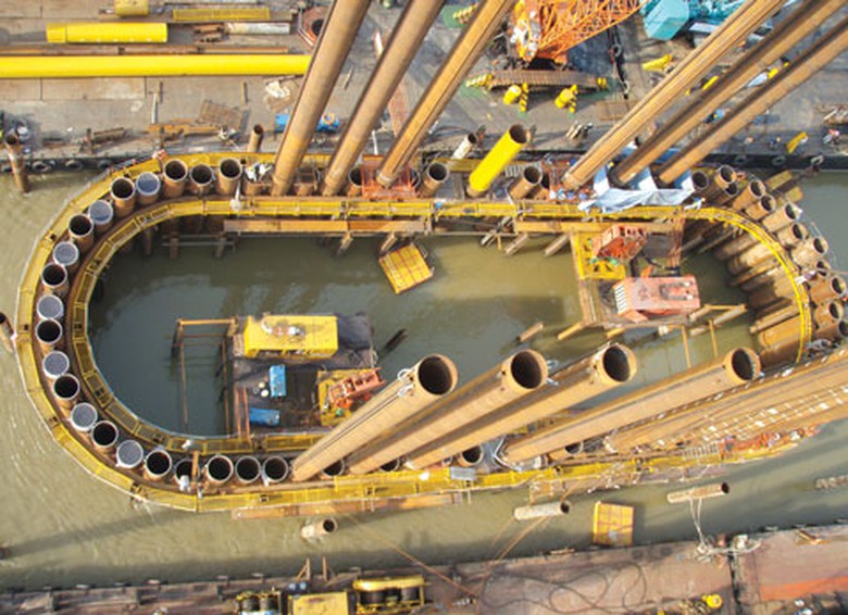 Những c&ocirc;ng nghệ ti&ecirc;n tiến bậc nhất thế giới được ứng dụng khi thi c&ocirc;ng cầu Nhật T&acirc;n (C&aacute;c trụ th&aacute;p được đặt tr&ecirc;n nền m&oacute;ng v&ograve;ng v&acirc;y cọc ống th&eacute;p SPSP, một c&ocirc;ng nghệ hiện đại bậc nhất thế giới, lần đầu được &aacute;p dụng ở Việt Nam, chụp ng&agrave;y 20/5/2010)