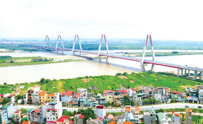 Nhật T&acirc;n l&agrave; cầu c&oacute; 6 nhịp d&acirc;y văng li&ecirc;n tục &iacute;t c&oacute; tr&ecirc;n thế giới. Cầu được x&acirc;y dựng với 5 trụ th&aacute;p khổng lồ cao 110 m, sừng sững bắc qua s&ocirc;ng Hồng đỏ rực ph&ugrave; sa