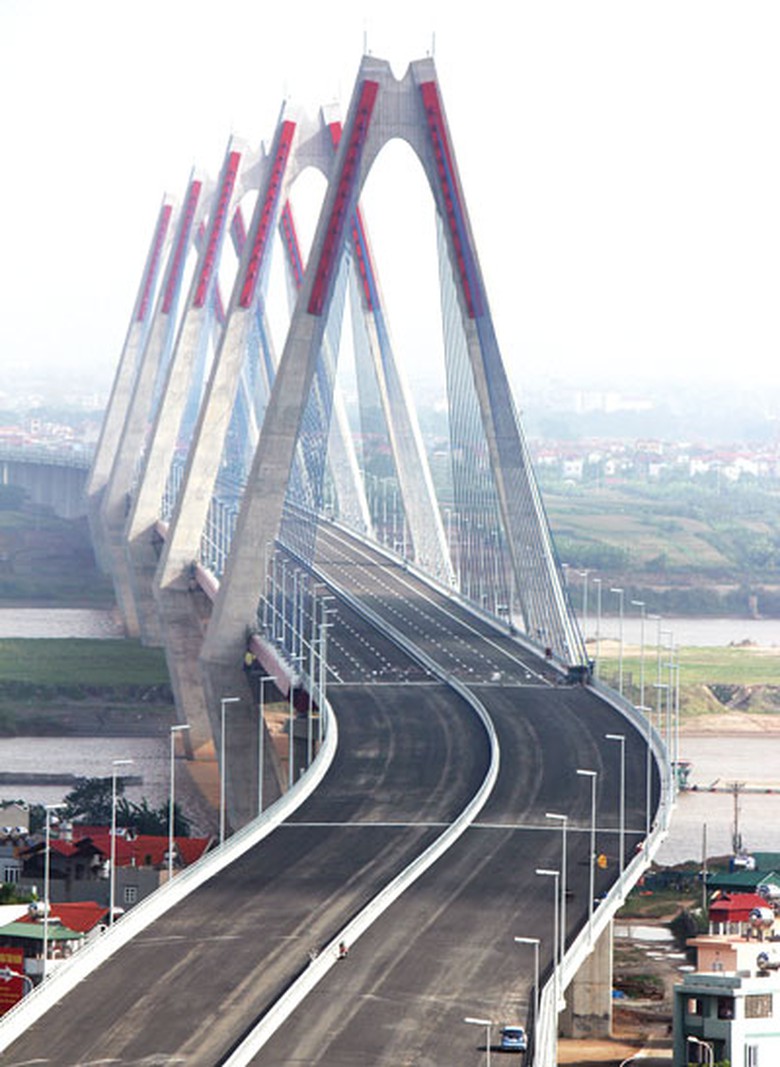 Trụ th&aacute;p cầu Nhật T&acirc;n với d&aacute;ng v&oacute;c ho&agrave;nh tr&aacute;ng vững chắc nhưng cũng đầy t&iacute;nh thẩm mỹ