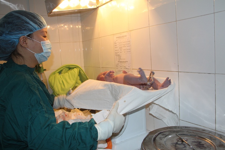 B&eacute; Damiana Phan Mayra (nặng 3,6 c&acirc;n, mẹ người Việt v&agrave; bố người &Yacute;) ra đời mạnh khỏe bởi phương ph&aacute;p sinh mổ chỉ định