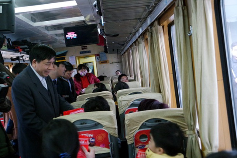 &Ocirc;ng Nguyễn Văn B&iacute;nh - Ph&oacute; Tổng gi&aacute;m đốc C&ocirc;ng ty TNHH MTV vận tải đường sắt H&agrave; Nội tặng qu&agrave; cho h&agrave;nh kh&aacute;ch toa số 5 t&agrave;u SE5