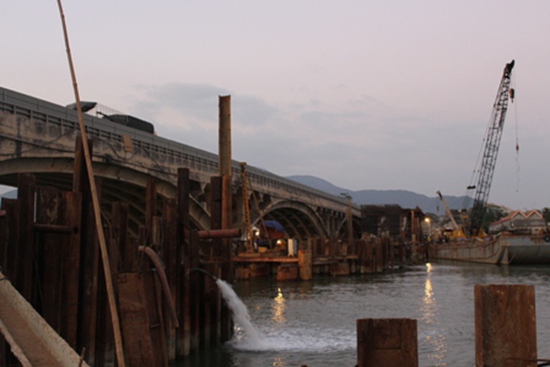 Đơn vị chủ đ&acirc;̀u tư (Ban QLDA 6) và C&ocirc;ng ty CP C&acirc;̀u 7 Thăng Long - nhà th&acirc;̀u thi c&ocirc;ng c&ocirc;ng trình C&acirc;̀u Ròn tr&ecirc;n QL1 qua tỉnh Quảng Bình