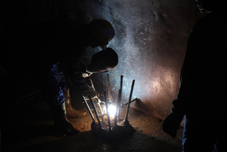 C&ocirc;ng nh&acirc;n thi c&ocirc;ng tr&ecirc;n c&ocirc;ng trường C&acirc;̀u Ròn t&ocirc;́i 31/12/2014