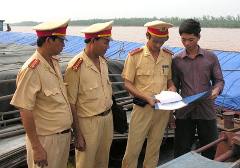 Lực lượng CSĐT tuần tra, kiểm so&aacute;t tr&ecirc;n s&ocirc;ng Hồng