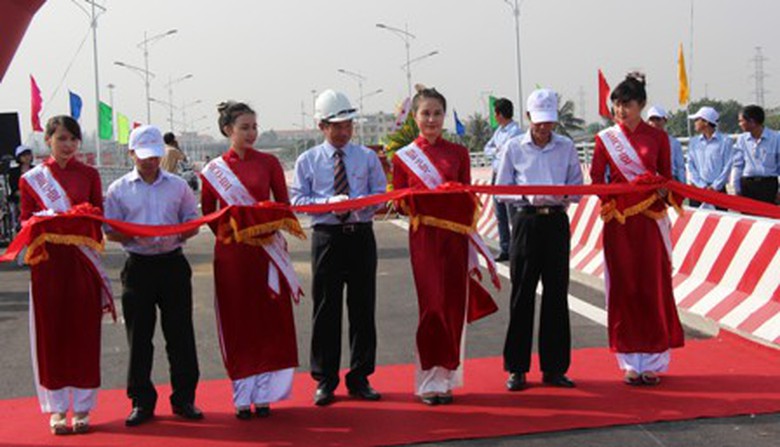 Cắt băng th&ocirc;ng xe cầu vượt QL1A- Hương Lộ 2 giải quyết &ugrave;n tắc giao th&ocirc;ng tại đ&acirc;y