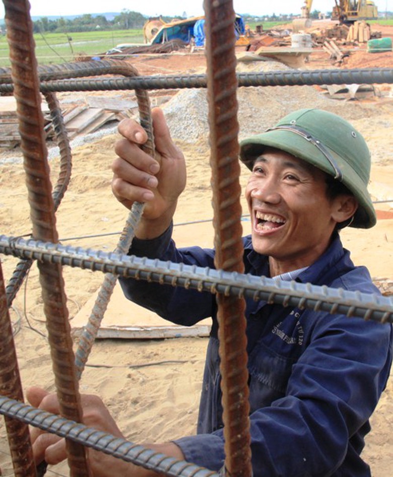 Tỏa s&aacute;ng nụ cười tr&ecirc;n c&ocirc;ng tr&igrave;nh d&ugrave; tất cả c&ocirc;ng nh&acirc;n, kỹ sư 