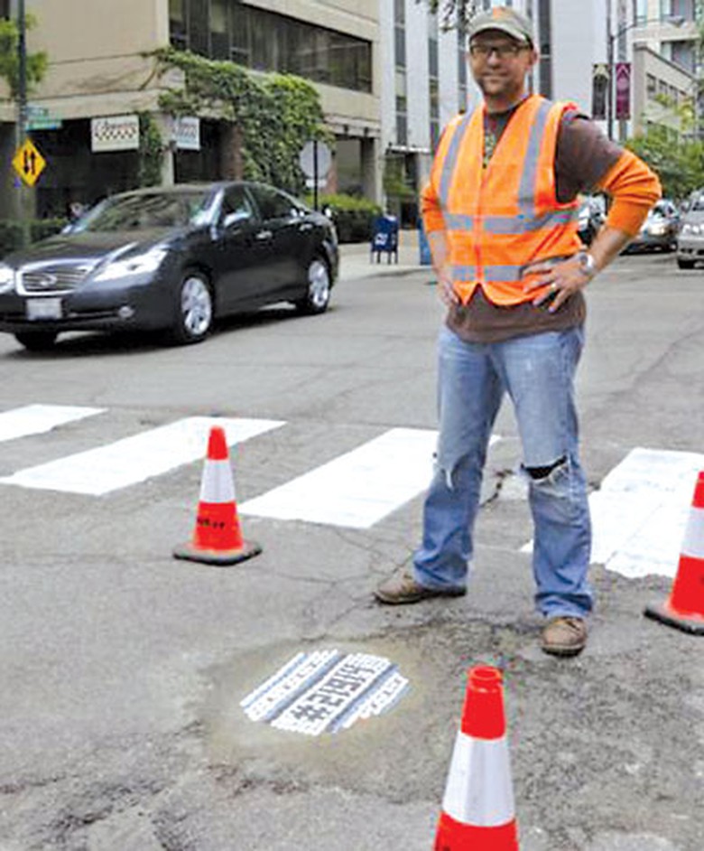 Nh&acirc;n vi&ecirc;n kỹ thuật tại Chicago lấp ổ voi bằng t&aacute;c phẩm đ&aacute; cẩm thạch
