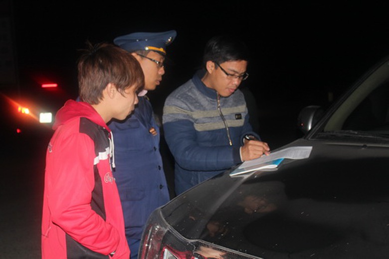 l&aacute;i xe k&yacute; bi&ecirc;n bản vi phạm