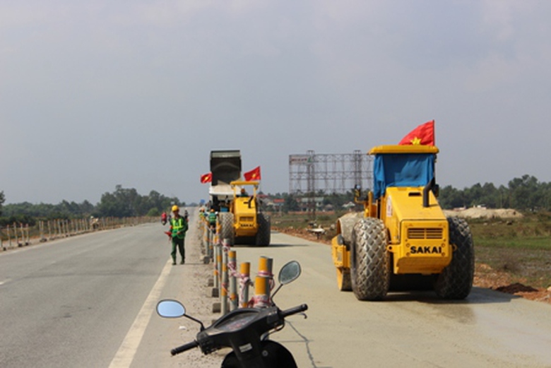 Dự án mỏ r&ocirc;̣ng QL1 phía Nam tỉnh Thừa Thi&ecirc;n &ndash; Hu&ecirc;́ cũng được nhà th&acirc;̀u kh&acirc;̉n trương thi c&ocirc;ng trong ngày đ&acirc;̀u năm 2015