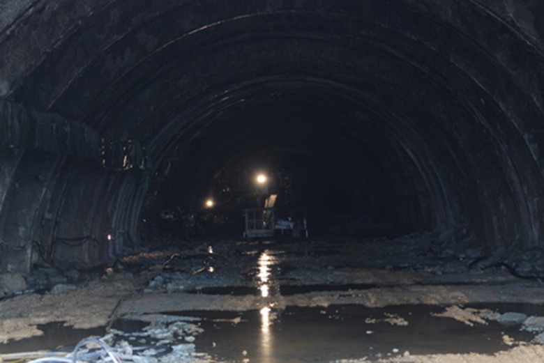 Nhà đ&acirc;̀u tư b&ocirc;́ trí nh&acirc;n lực, thi&ecirc;́t bị duy trì c&ocirc;ng tác thi c&ocirc;ng tại dự án đ&acirc;̀u tư x&acirc;y dựng h&acirc;̀m đường b&ocirc;̣ Phước Tượng &ndash; Phú Gia đ&ecirc;̉ sớm đưa dự án vào khai thác.