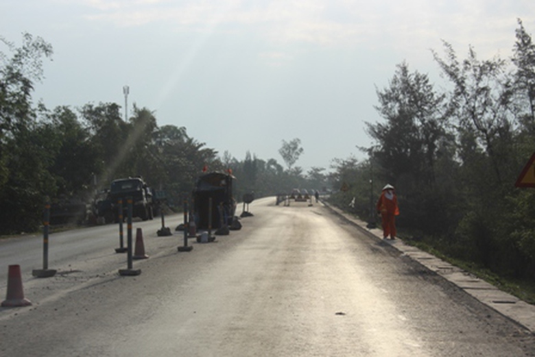 Đ&ocirc;̀ng thời, các nhà th&acirc;̀u cũng b&ocirc;́ trí lực lượng thường trực hướng d&acirc;̃n giao th&ocirc;ng. Trong ảnh: M&ocirc;̣t ch&ocirc;́t giao th&ocirc;ng &ldquo;dã chi&ecirc;́n&rdquo; có lực lượng thường trực hướng d&acirc;̃n giao th&ocirc;ng tr&ecirc;n c&ocirc;ng trường dự án mở r&ocirc;̣ng QL1 phía Nam Quảng Bình ngày 1/1