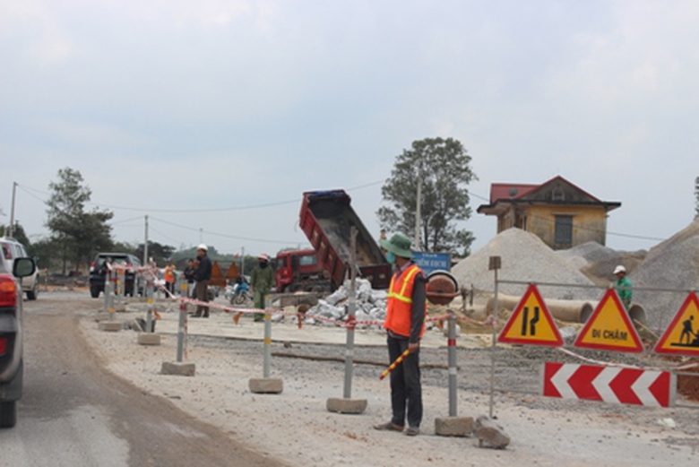 Lực lượng hướng d&acirc;̃n giao th&ocirc;ng bám c&ocirc;ng trường trong ngày đ&acirc;̀u năm mới tại các gói th&acirc;̀u dự án mở r&ocirc;̣ng QL1 phía Bắc tỉnh Quảng Trị