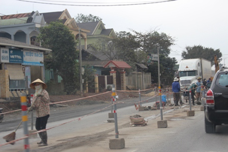 B&ecirc;n cạnh b&ocirc;́ trí nh&acirc;n lực thực hi&ecirc;̣n quét dọn đ&ecirc;̉ đảm bảo v&ecirc;̣ sinh m&ocirc;i trường trong quá trình thi c&ocirc;ng, các nhà th&acirc;̀u tranh thủ thời ti&ecirc;́t tạnh ráo đ&acirc;̉y nhanh ti&ecirc;́n đ&ocirc;̣ thi c&ocirc;ng dự án mở r&ocirc;̣ng QL1 đoạn phía Bắc Quảng Trị trong ngày đ&acirc;̀u năm mới 2015