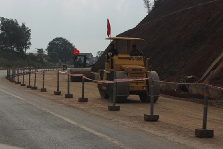 Đ&acirc;̉y nhanh ti&ecirc;́n đ&ocirc;̣ thị c&ocirc;ng đoạn D&ocirc;́c Mi&ecirc;́u thu&ocirc;̣c dự án mở r&ocirc;̣ng QL1 phía Bắc Quảng Trị