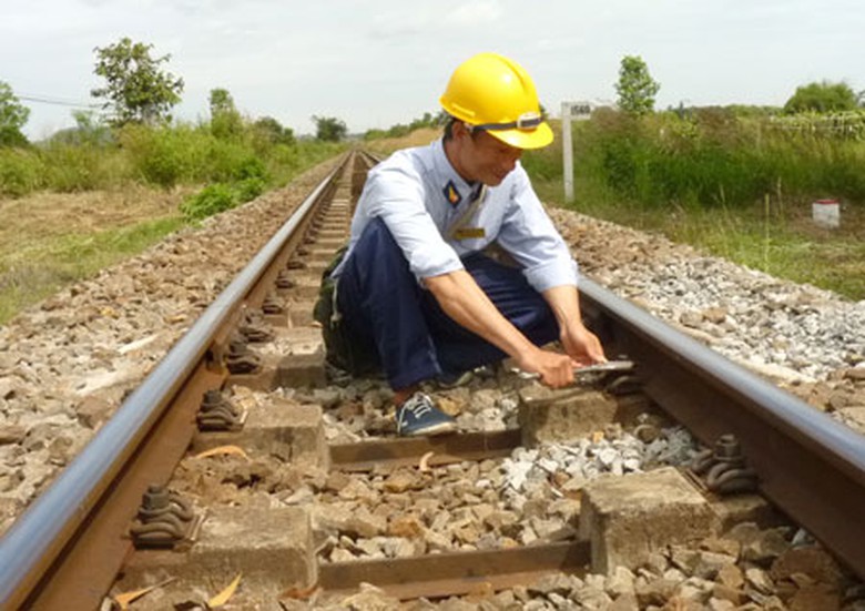 Bất kể ngày hay đ&ecirc;m, anh Quyết vẫn cần mẫn kiểm tra từng con ốc bảo đảm an to&agrave;n cho những chuyến t&agrave;u