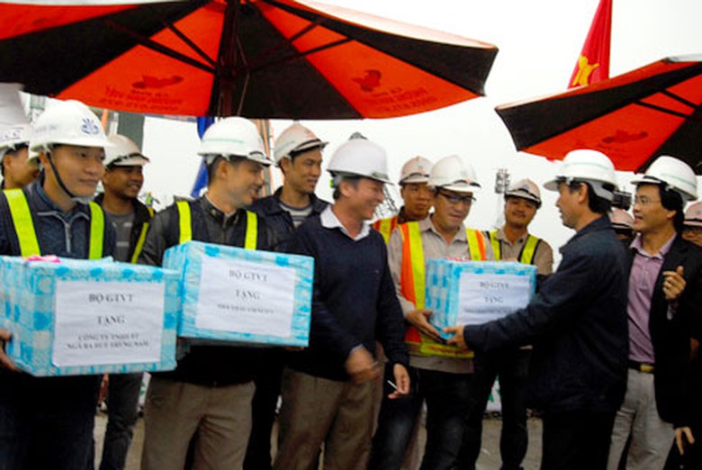 Thứ trưởng L&ecirc; Đ&igrave;nh Thọ thăm hỏi, động vi&ecirc;n, tặng qu&agrave; cho CBCNV tr&ecirc;n c&ocirc;ng trường