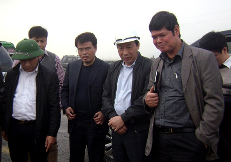 Thứ trưởng Nguyễn Hồng Trường kiểm tra chất lượng thi c&ocirc;ng QL1A.