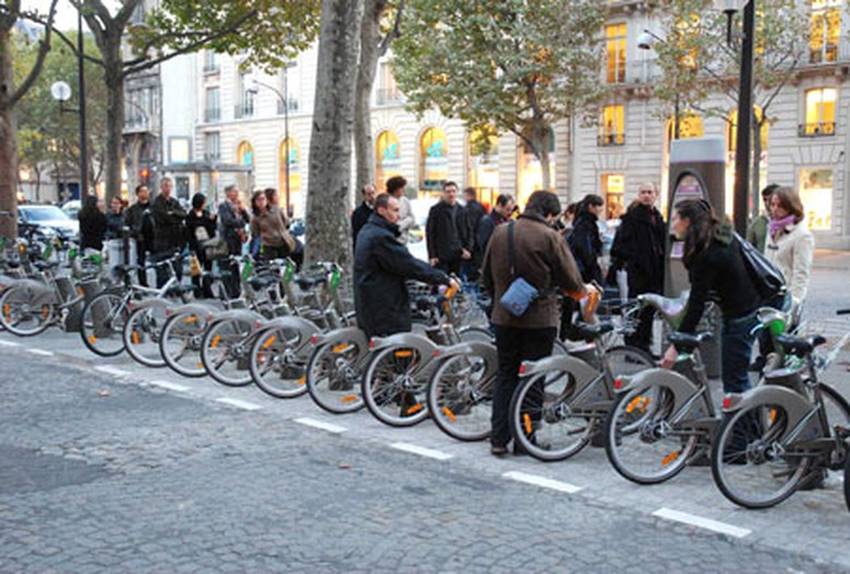 Khoảng một nửa số người sử dụng xe đạp hàng ngày là công nhân, nhân viên văn phòng