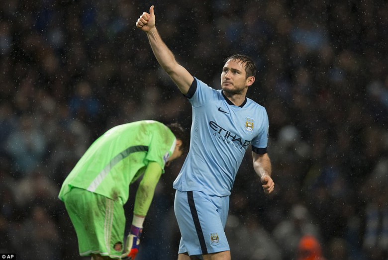 Lampard đưa Man City l&ecirc;n đỉnh
