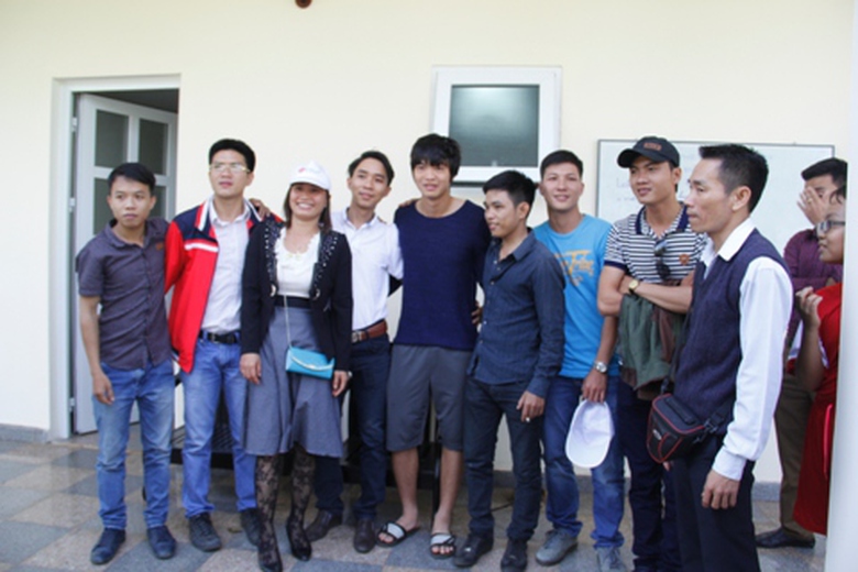 Đ&ocirc;ng đảo du kh&aacute;ch đến tham quan tại dốc H&agrave;m Rồng, nơi C&ocirc;ng Phượng, Tuấn Anh c&ugrave;ng đồng đội tập luyện nhiều năm nay