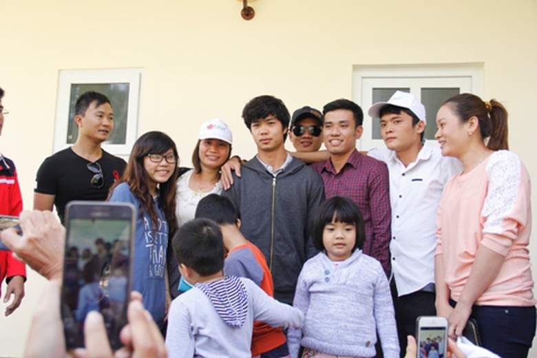 C&ocirc;ng Phượng bị Fan h&acirc;m mộ v&acirc;y k&iacute;n để chụp ảnh lưu niệm