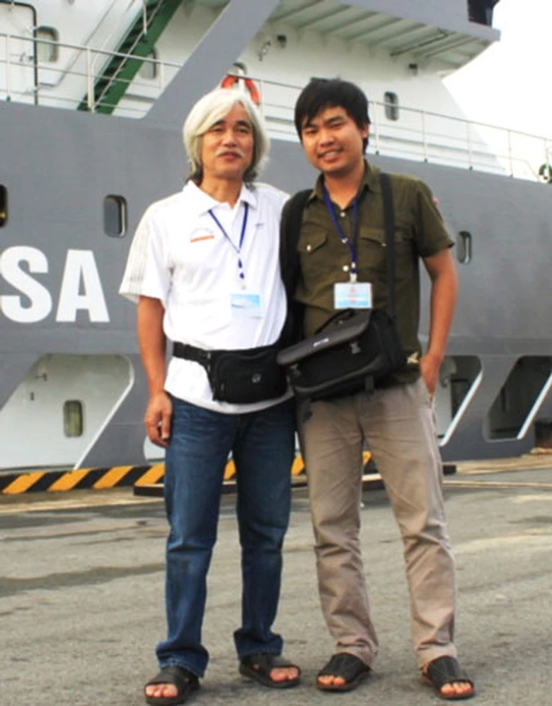 Nh&agrave; ph&ecirc; b&igrave;nh văn học Phạm Xu&acirc;n Nguy&ecirc;n v&agrave; t&aacute;c giả trước giờ ra Trường Sa