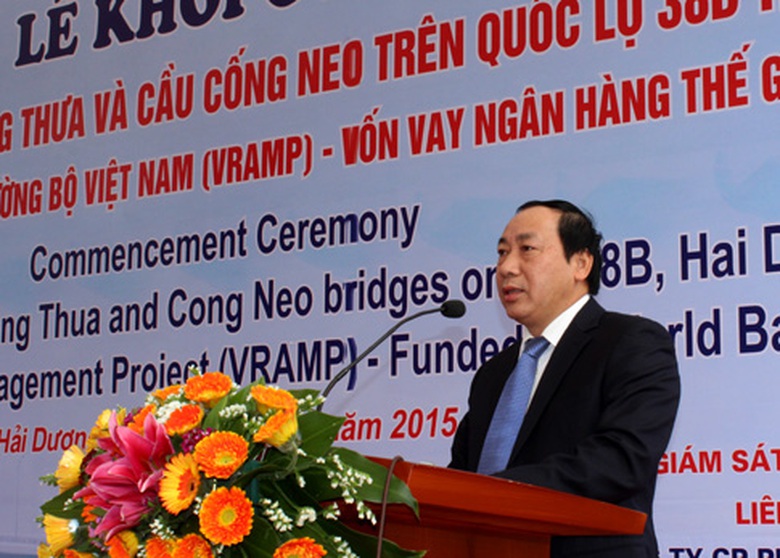 Thứ trưởng Bộ GTVT Nguyễn Hồng Trường ph&aacute;t lệnh khởi c&ocirc;ng.