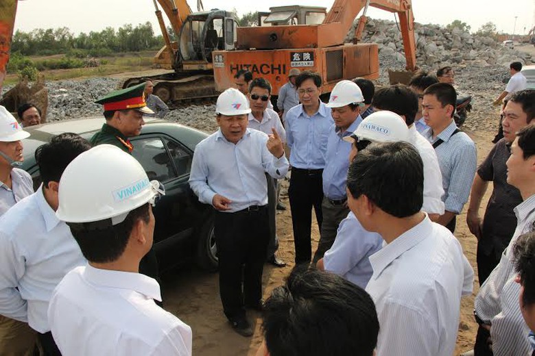 Thứ trưởng Nguyễn Văn C&ocirc;ng kiểm tra c&ocirc;ng tr&igrave;nh x&acirc;y dựng luồng cho t&agrave;u trọng tải lớn v&agrave;o S&ocirc;ng Hậu. 