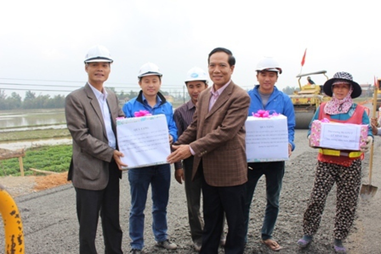 Ph&oacute; chủ tịch C&ocirc;ng đo&agrave;n ng&agrave;nh GTVT Việt Nam Nguyễn Văn Toản treao qu&agrave; động vi&ecirc;n c&aacute;n bộ, c&ocirc;ng nh&acirc;n tr&ecirc;n c&ocirc;ng trường dự &aacute;n mở rộng QL1 ph&iacute;a Bắc Quảng Trị s&aacute;ng 1/1