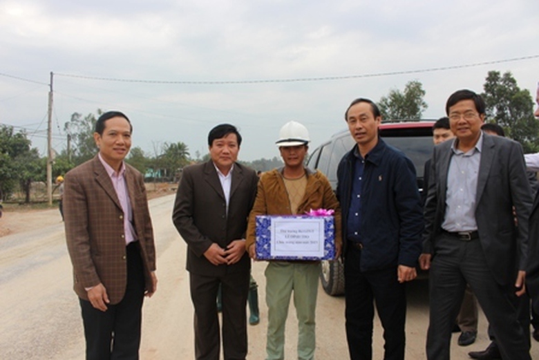 Thứ trưởng L&ecirc; Đ&igrave;nh Thọ v&agrave; Ph&oacute; chủ tịch C&ocirc;ng đo&agrave;n ng&agrave;nh GTVT Việt Nam Nguyễn Văn Toản (ngo&agrave;i c&ugrave;ng b&ecirc;n tr&aacute;i) trao qu&agrave; động vi&ecirc;n c&aacute;n bộ, c&ocirc;ng nh&acirc;n l&agrave;m việc tr&ecirc;n c&ocirc;ng trường QL1 Nam Quảng B&igrave;nh s&aacute;ng 1/1