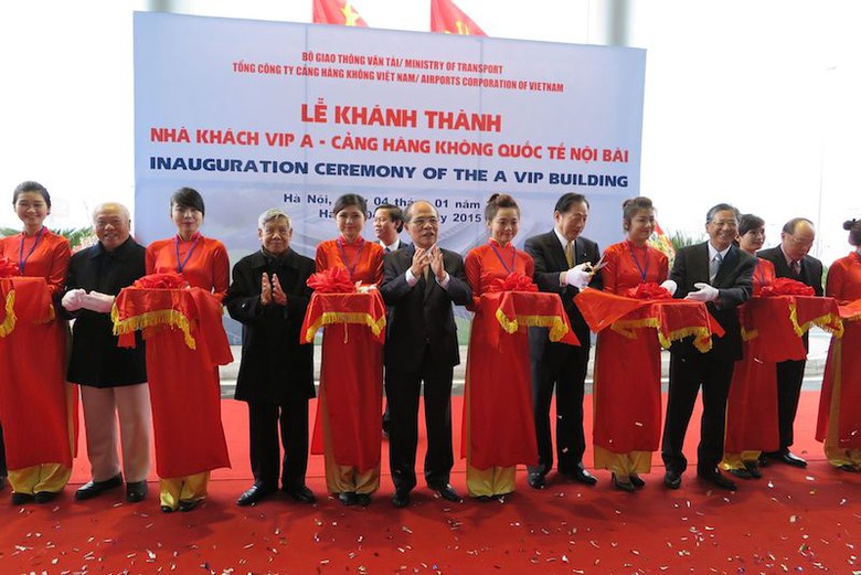 Chủ tịch Quốc hội Nguyễn Sinh H&ugrave;ng c&ugrave;ng nhiều quan chức cấp cao cắt băng kh&aacute;nh th&agrave;nh nh&agrave; kh&aacute;ch VIP A s&acirc;n bay Nội B&agrave;i