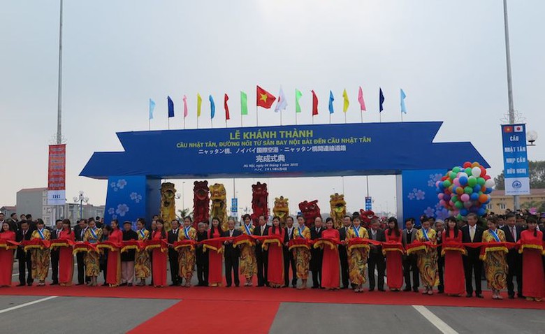 Chủ tịch Quốc hội Nguyễn Sinh H&ugrave;ng c&ugrave;ng nhiều quan chức cấp cao cắt băng kh&aacute;nh th&agrave;nh dự &aacute;n cầu Nhật T&acirc;n, đường nối Nhật T&acirc;n - Nội B&agrave;i