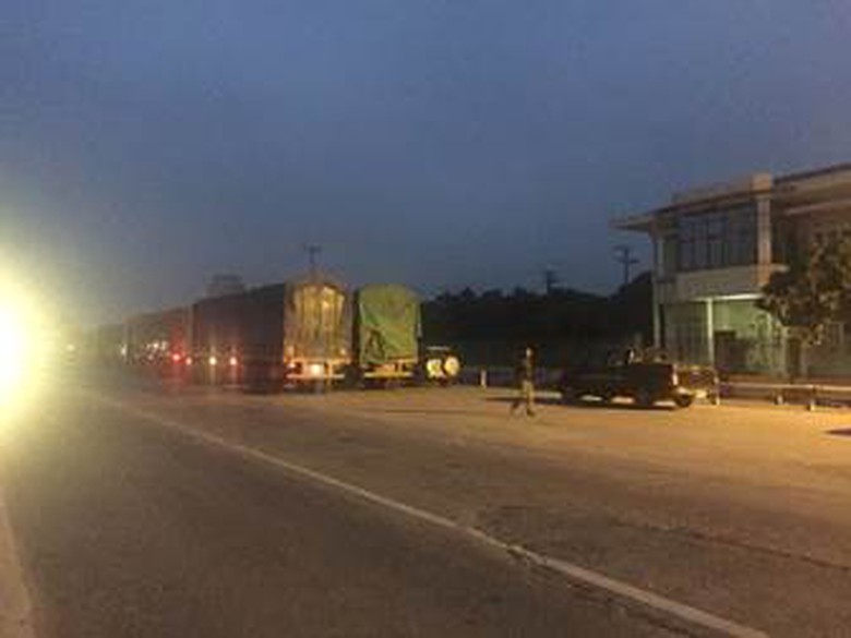 Đo&agrave;n xe qu&aacute; tải được đưa về Trạm c&acirc;n