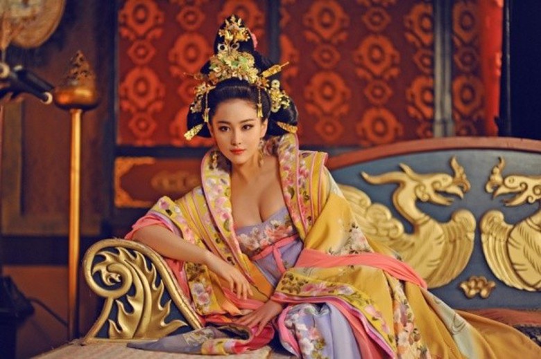 D&agrave;n diễn vi&ecirc;n V&otilde; Tắc Thi&ecirc;n b&iacute; sử đều ăn mặc rất gợi cảm.