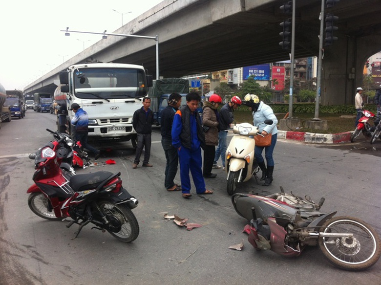 hiện trường của vụ tai nạn li&ecirc;n ho&agrave;n