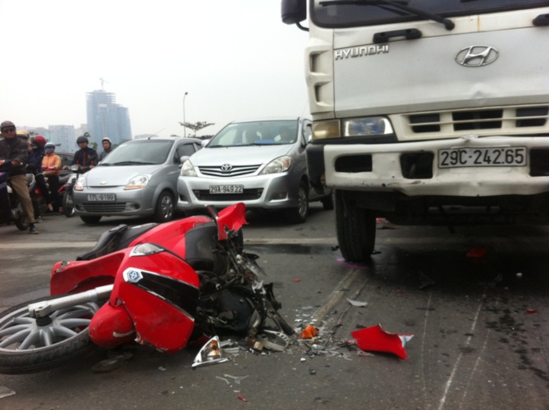 một xe m&aacute;y bị xe bồn đ&acirc;m hư hỏng nặng