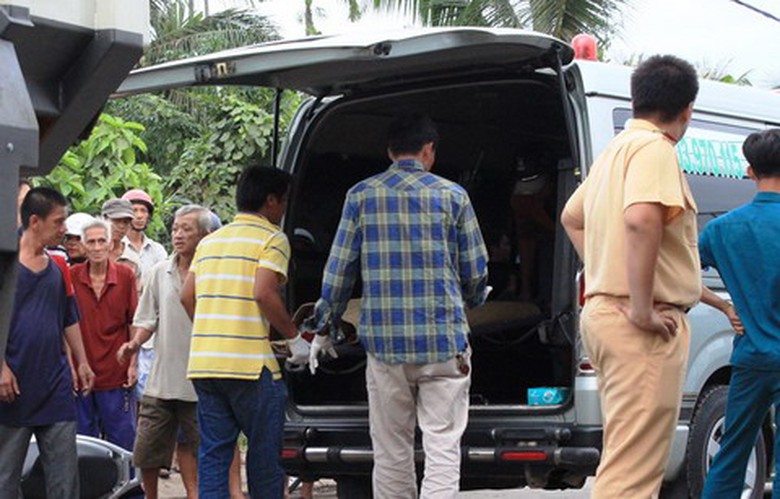 Chuyển nạn nh&acirc;n về nh&agrave; x&aacute;c