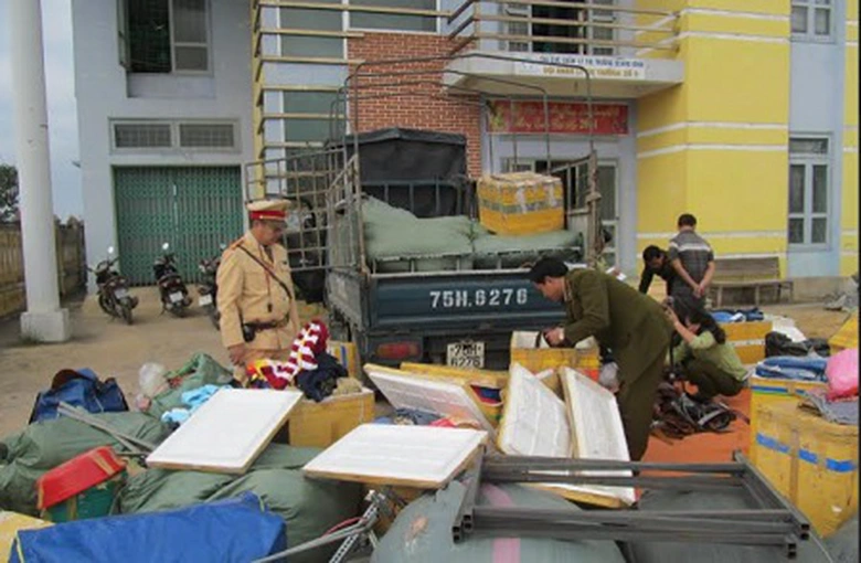 CSGT tỉnh Quảng B&igrave;nh b&agrave;n giao số h&agrave;ng h&oacute;a kh&ocirc;ng r&otilde; nguồn gốc cho lực lượng chức năng