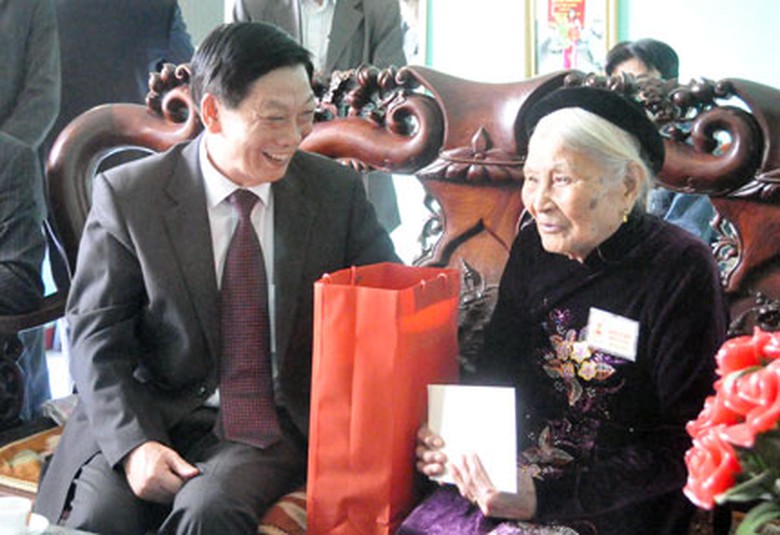 Chủ tịch TP H&agrave; Nội Nguyễn Thế Thảo thăm, ch&uacute;c Tết mẹ VNAH Nguyễn Thị Tỵ (huyện Ho&agrave;i Đức) dịp Tết Nguy&ecirc;n đ&aacute;n 2013 - ảnh H&agrave; Nội mới