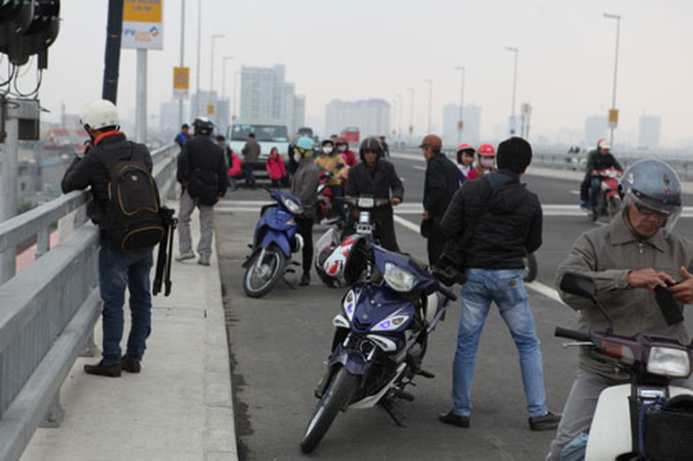 T&igrave;nh h&igrave;nh giao th&ocirc;ng tr&ecirc;n cầu Nhật T&acirc;n rất lộn xộn sau khi vừa kh&aacute;nh th&agrave;nh