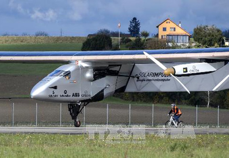 M&aacute;y bay Solar Impulse 2 trong chuyến bay thử nghiệm tại Thụy Sĩ ng&agrave;y 13/11. 