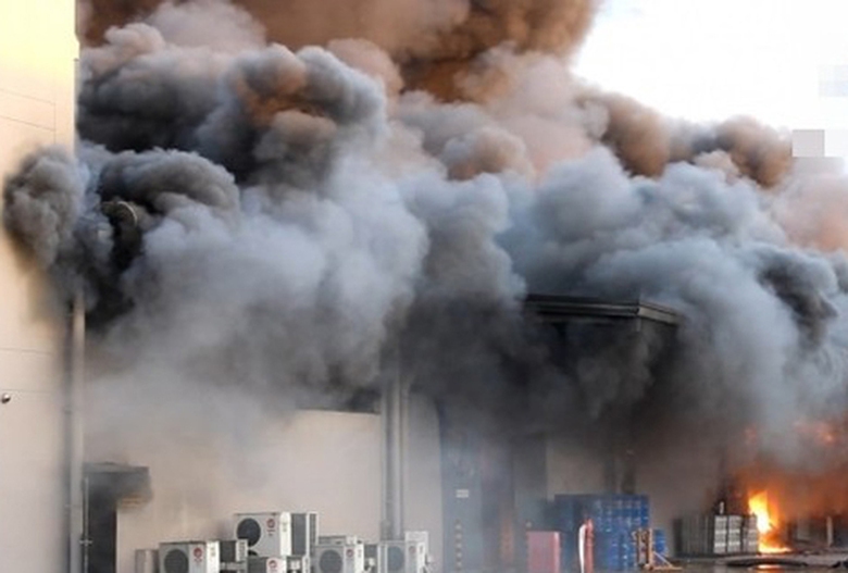 Hiện trường vụ ch&aacute;y nh&agrave; xưởng của C&ocirc;ng ty T&acirc;n H&ugrave;ng Th&aacute;i