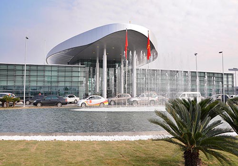 Nh&agrave; kh&aacute;ch được thiết kế như một &ldquo;khu nh&agrave; vườn c&oacute; h&igrave;nh c&aacute;nh hoa&rdquo;, lấy &yacute; tưởng từ h&igrave;nh ảnh của c&aacute;c vườn cảnh v&agrave; sự tĩnh lặng của mặt hồ giữa l&ograve;ng Thủ đ&ocirc; H&agrave; Nội. Phần m&aacute;i nh&agrave; được c&aacute;ch điệu như một c&aacute;nh hoa sen lớn với những &ocirc; lấy s&aacute;ng được c&aacute;ch điệu với h&igrave;nh ảnh những đ&agrave;i sen vươn l&ecirc;n từ l&ograve;ng hồ m&agrave; ph&iacute;a dưới l&agrave; phần th&acirc;n nh&agrave; kh&aacute;ch. C&aacute;c g&oacute;c s&acirc;n vườn được thiết kế tạo sự cảm nhận &aacute;nh s&aacute;ng ban ng&agrave;y lan tỏa s&acirc;u v&agrave;o c&aacute;c ph&ograve;ng kh&aacute;ch ch&iacute;nh. Xung quanh nh&agrave; kh&aacute;ch l&agrave; c&aacute;c hồ nước kết hợp với c&acirc;y xanh, tạo cho nh&agrave; kh&aacute;ch c&oacute; cảnh quan giản dị, thanh cao nhưng nồng ấm v&agrave; sang trọng