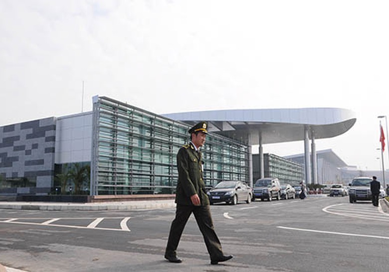 Nh&agrave; kh&aacute;ch l&agrave; một c&ocirc;ng tr&igrave;nh biệt lập, c&oacute; h&agrave;ng r&agrave;o ngăn c&aacute;ch với c&aacute;c c&ocirc;ng tr&igrave;nh xung quanh, đảm bảo t&iacute;nh ri&ecirc;ng biệt v&agrave; an ninh tuyệt đối