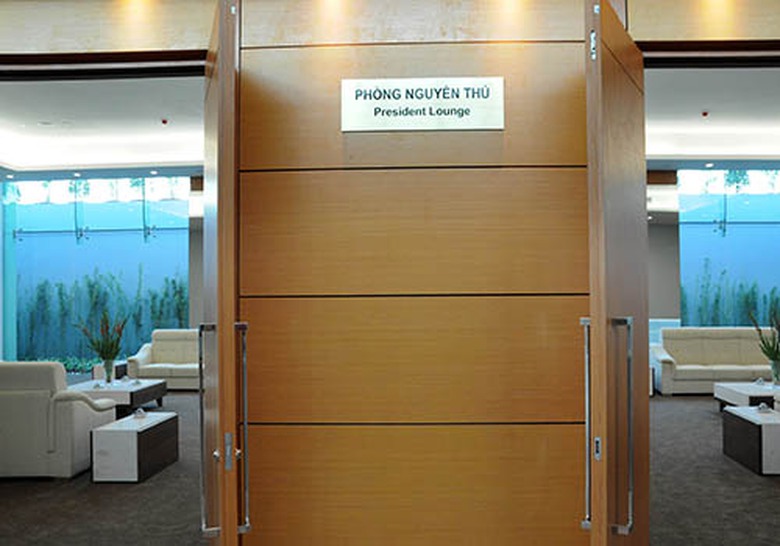 C&aacute;c ch&iacute;nh s&aacute;ch sau khi xuống m&aacute;y bay sẽ được xe đưa đến khu vực s&acirc;n nghi lễ để thực hiện c&aacute;c nghi lễ đ&oacute;n tiếp. Sau đ&oacute; được đưa đến cửa v&agrave;o ph&iacute;a khu bay, được đ&oacute;n tiếp tại sảnh tiếp t&acirc;n trung t&acirc;m, được tiếp đ&oacute;n v&agrave; ngồi nghỉ tại ph&ograve;ng kh&aacute;ch cấp Nguy&ecirc;n thủ v&agrave; c&aacute;c ph&ograve;ng VIP kh&aacute;c