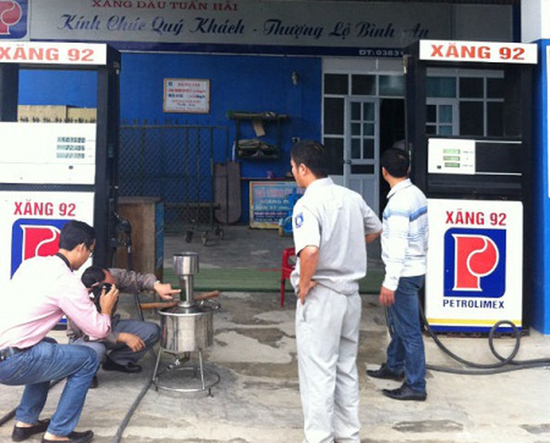 Một cửa h&agrave;ng xăng dầu bị bắt quả tang sử dụng ch&iacute;p điện tử giả để gian lận xăng dầu