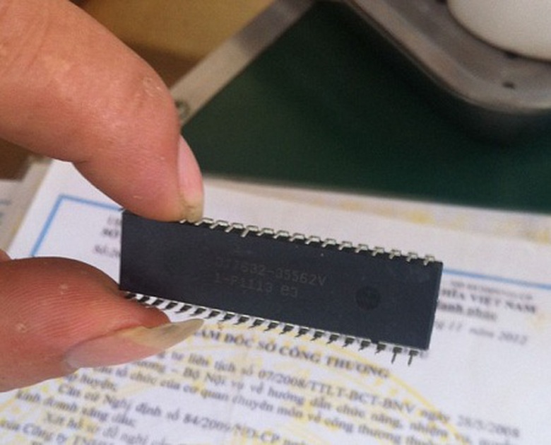 Con ch&iacute;p điện tử được chạy chương tr&igrave;nh gian lận