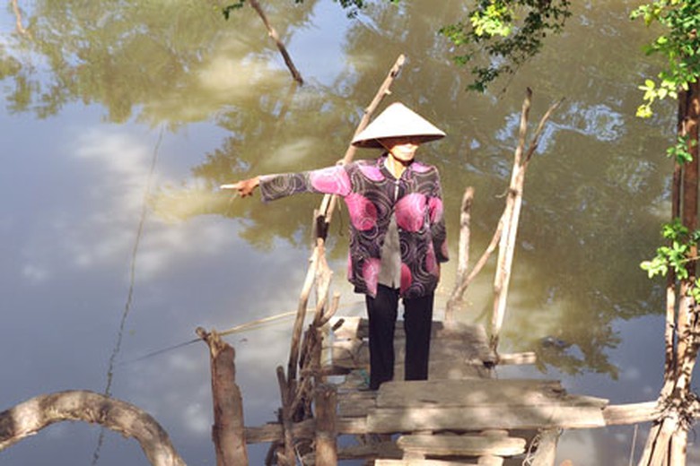 Hiện trường ph&aacute;t hiện bao tải chứa x&aacute;c nạn nh&acirc;n