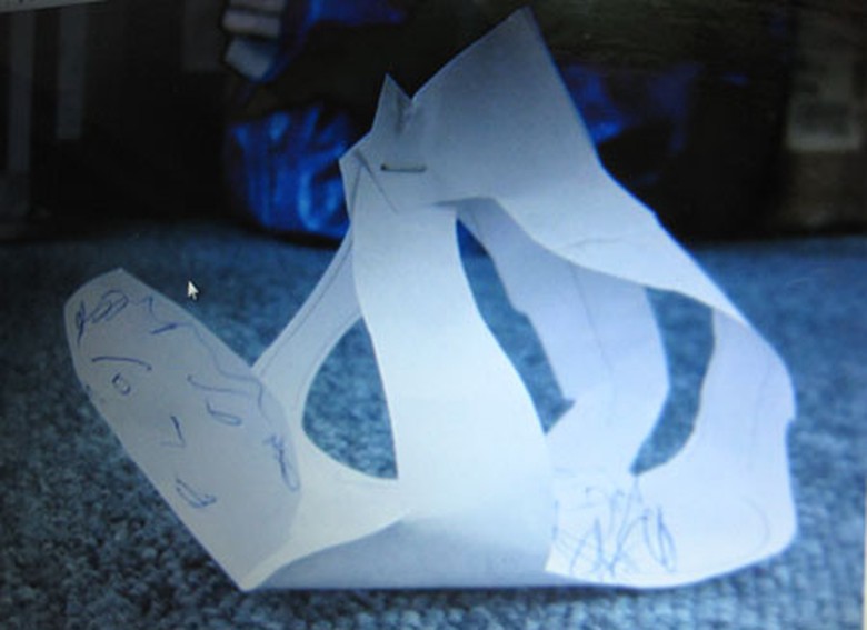 Thuyền trưởng Đinh Tất Thắng m&ocirc; phỏng cảnh bị cướp biển Somali h&agrave;nh hạ