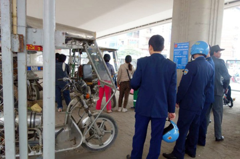 Lực lượng chức năng phải c&oacute; mặt để giải th&iacute;ch v&agrave; y&ecirc;u cầu nh&oacute;m người n&agrave;y giải t&aacute;n khỏi khu vực gầm cầu vượt